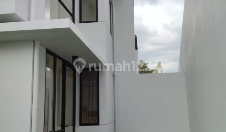 Rumah Posisi Hook 2 Lantai Dekat Sekolah & Mall! 2