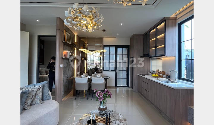 2-Storey House 7X12 Prime Location 1 Minute to Station!