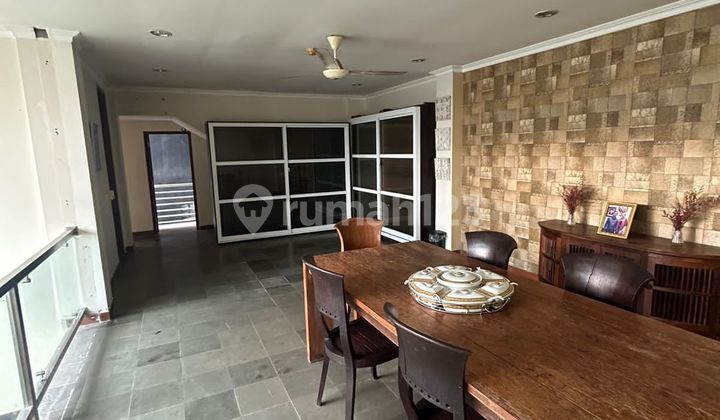 Villa House with Home Theater in Seminyak Bali