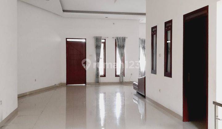 ruang keluarga  rumah mewah strategis di taman