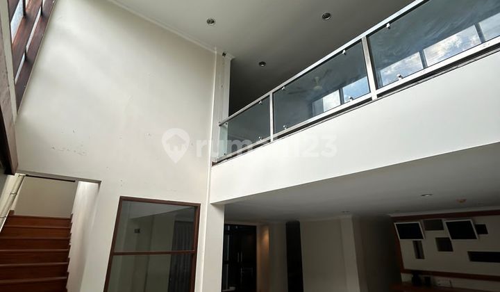 Freehold Villa with Home Theater in Seminyak