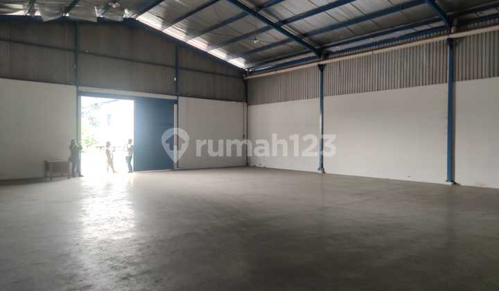 Strategic logistics area warehouse near toll access in Leuwi Gajah