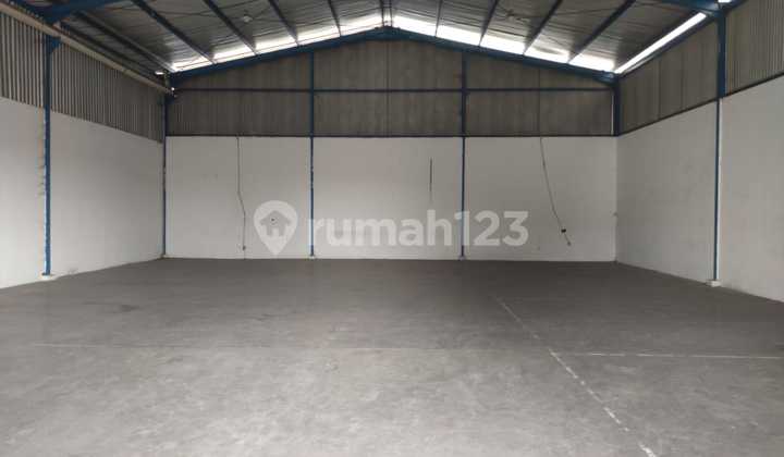Strategic logistics area warehouse near toll access in Leuwi Gajah