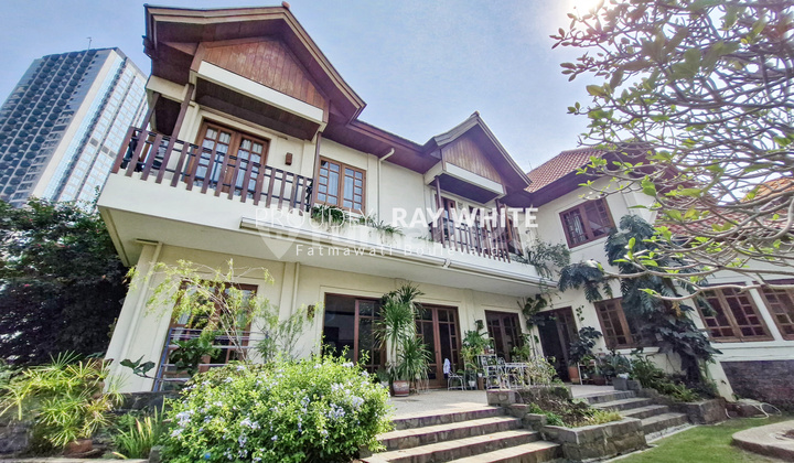 Rumah Bagus Bergaya Dutch Colonial dengan Taman Luas Area Cilandak