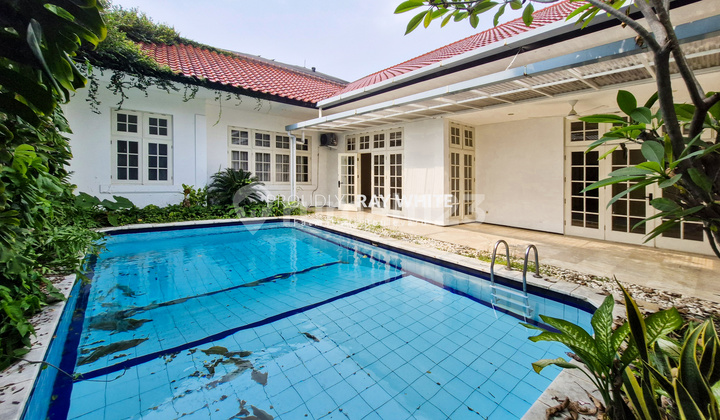 Ready-to-Occupy House in Exclusive Kebayoran Baru Area Near MRT Blok M