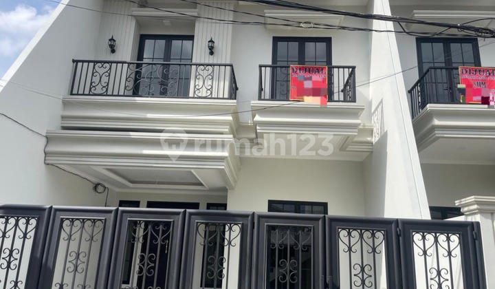 Rumah Baru Desaign Classic di Komplek IKIP Pondok Kelapa 