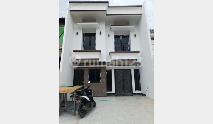 2.5-Story New Ready-to-Occupy House in Duren Sawit, East Jakarta 2.5-Story New Ready-to-Occupy House in Duren Sawit, East Jakarta