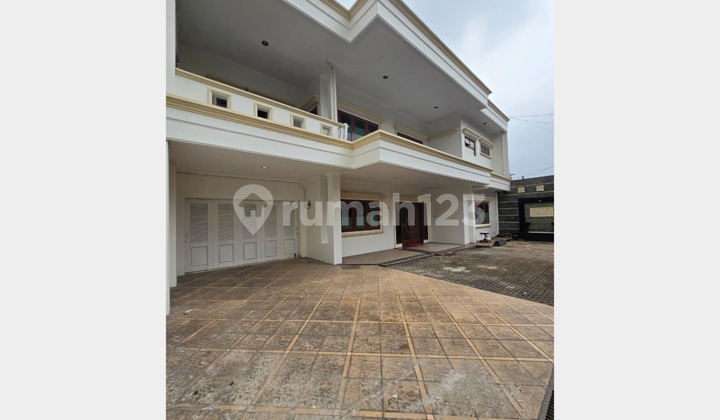 Rumah 2 Lantai Siap Huni, Garasi 7 Mobil di Tebet Jakarta Selatan