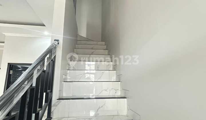 Free Biaya-Biaya, Rumah 2 Lantai di Tanah Merdeka Ciracas Jakarta Timur