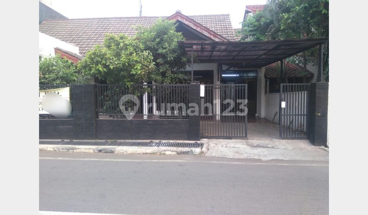 Rumah Besar di Jalan Utama Komplek AU Jatiwaringin, Jakarta Timur Rumah Besar di Jalan Utama Komplek AU Jatiwaringin, Jakarta Timur