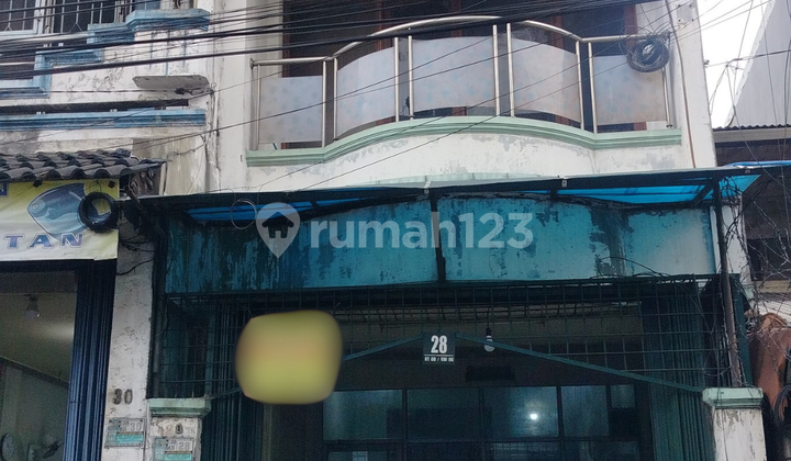 3-Story House in Jembatan 5 Area Near the Main Road 3-Story House in Jembatan 5 Area Near the Main Road