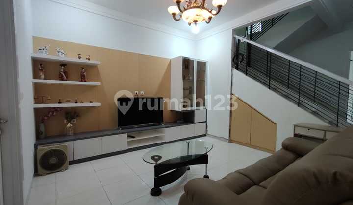 *Disewa**For Rent**Rumah Rapi Siap Huni Furnished Cluster Palma Alam Sutera* Kamar Utama di LT Bawah, Cocok untuk Orangtua