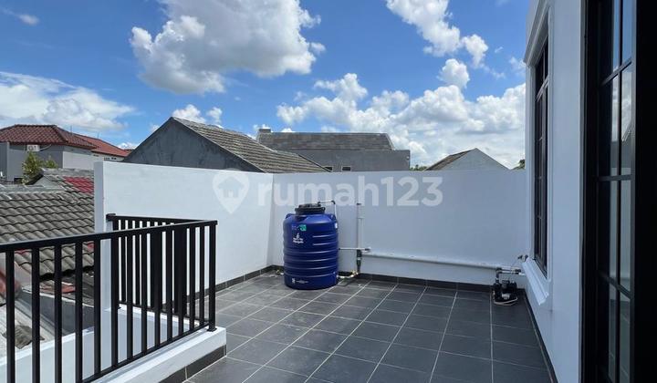 *For Sale: BSD Kencana Loka - Brand New*  
Land Area: 120 m², Building Area: 84 m², 3 Floors, 2 Bedrooms, 1 Bathroom, North-Facing. 2