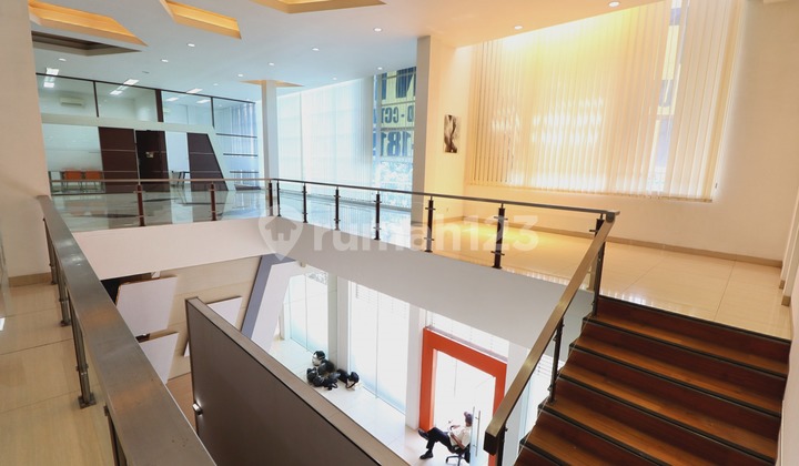 Office Space for Rent on Bkr Street, Suitable for Bank, Finance, Skincare Offices, etc.