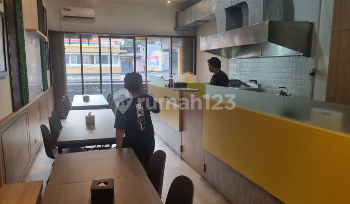 For Sale: Strategic Location Shop House on Mainroad Dipati Ukur Bandung
100 M2
Electricity: 2,200 Watt
Front Width: 5M
Length: 12.6M
Land Area: 2
Floors: 2
Water: Jet Pump
Orientation: West
Carport: 1 Car
Access: 4 Cars
Unfurnished
Suitable for Cafe, Clinic, Office, and Others
Near University 2