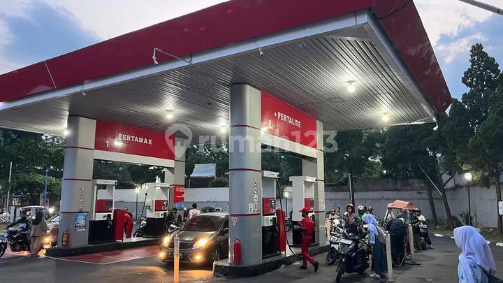 Business Space Still an Active Gas Station in Suci Bandung Business Space Still an Active Gas Station in Suci Bandung