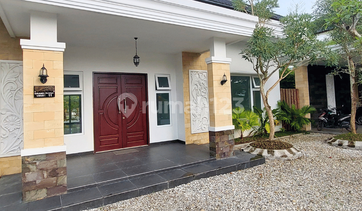 Dijual Rumah dengan Kolam Renang dan Halaman Luas Total Luas Tanah 1.800M2 di Kota Pekanbaru - Grand Ubud Cluster