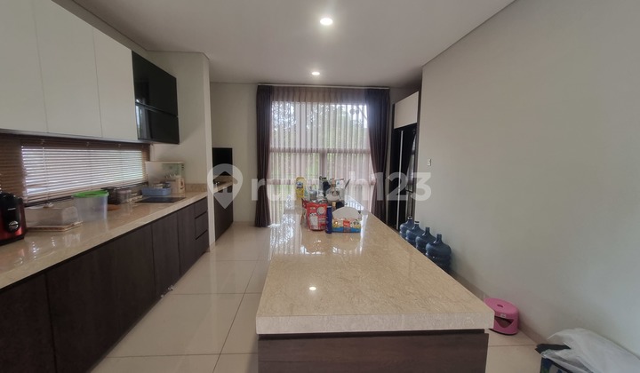 Rumah Mewah Modern dengan Kolam Renang Harga Menarik di Setiabudi 2