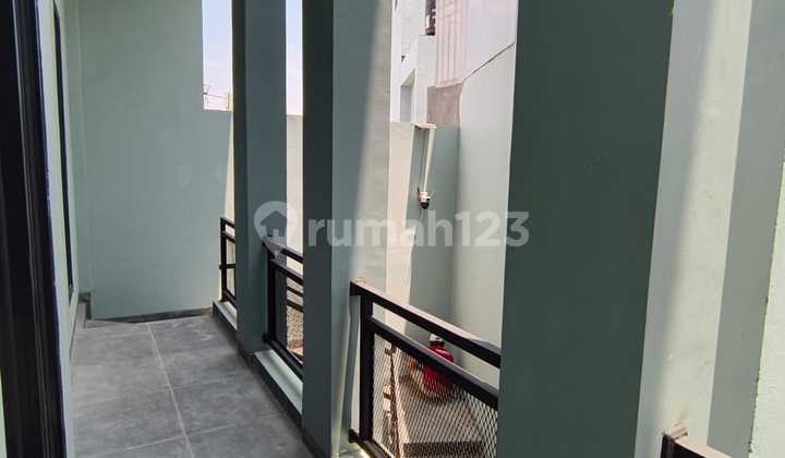 Rumah Baru 3 Lantai di Taman Surya Bentuk Bangunan Unik dengan Dimensi Trapesium di Jakarta Barat bisa KPR 2