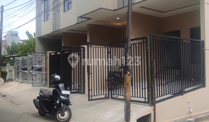 New 3-Story House in Duri Kepa, Tanjung Duren, Row 2 Road with Space for 2 Cars and a Carport for 1 Car, Under 2 Billion and Eligible for Mortgage.