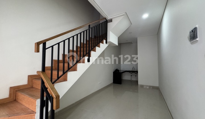 Rumah Baru 3 Lantai Lokasi Strategis di Tomang Jakarta Barat Harga Dibawah 2M Rumah Baru 3 Lantai Lokasi Strategis di Tomang Jakarta Barat Harga Dibawah 2M