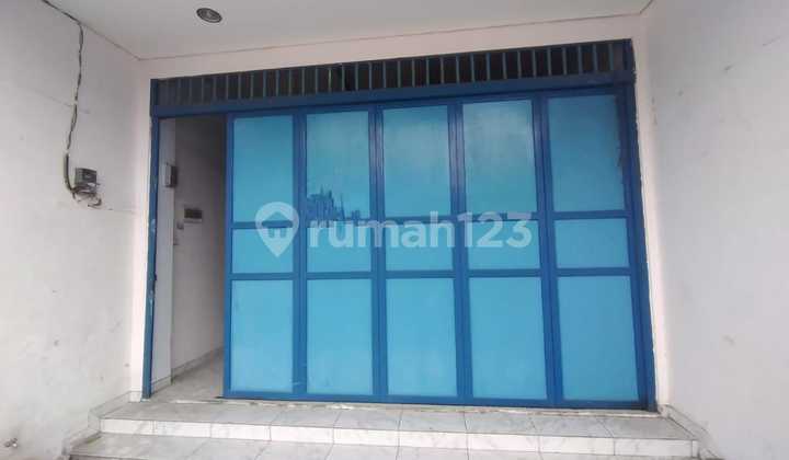 For Rent 2½ Story Shophouse in Pasar Lama Tangerang, Strategic Location on the Roadside, Suitable for Various Businesses