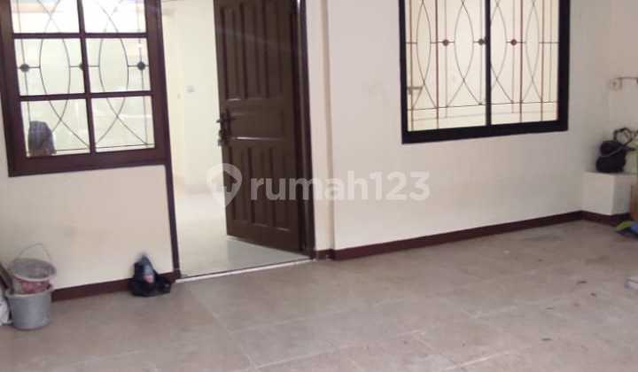Disewakan Rumah Taman Palem Lestari 2½ Lantai Ukuran 6 X 12.5M²