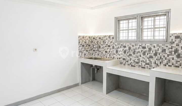 Disewakan Rumah 1½ Lantai di Tanjung Duren Jakarta Barat 5 X 11M² 2