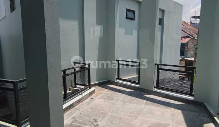 Rumah Baru 3 Lantai di Taman Surya Bentuk Bangunan Unik dengan Dimensi Trapesium di Jakarta Barat bisa KPR 1