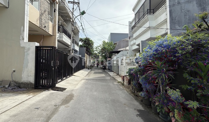 New 3-Story House Strategically Located in Tomang, West Jakarta, Price Under 2 Billion 2