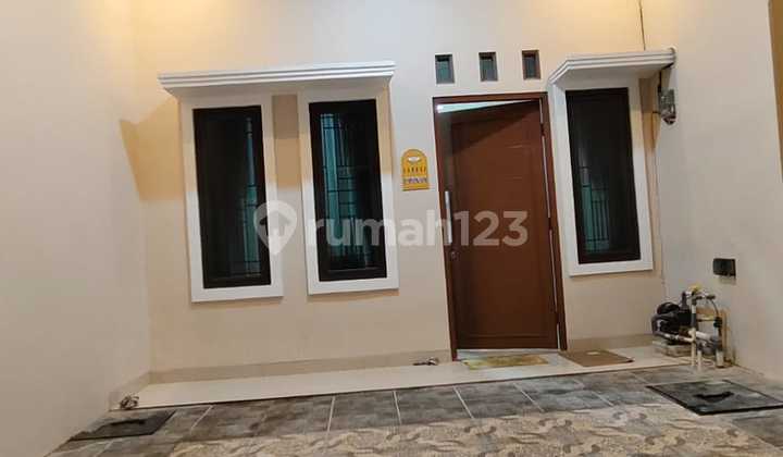 Jual Rumah 3 Lantai Semi Furnish di Tanjung Duren Jakarta Barat Jalan Row 2 Mobil