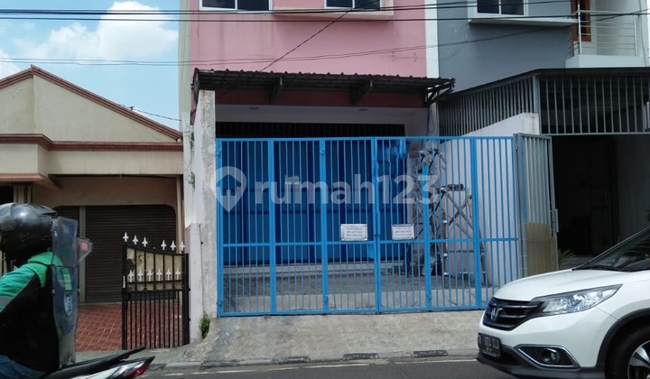 For Rent 2½ Story Shophouse in Pasar Lama Tangerang, Strategic Location on the Roadside, Suitable for Various Businesses