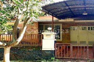 Rumah Bagus Siap Huni Di Lingkungan Elit Di Tengah Kota. Fully Furnished Posisi Hoek Security 24 Jam. Sangat Cocok Untuk Tempat Tinggal Dan Penyewa Ekspatriat 1
