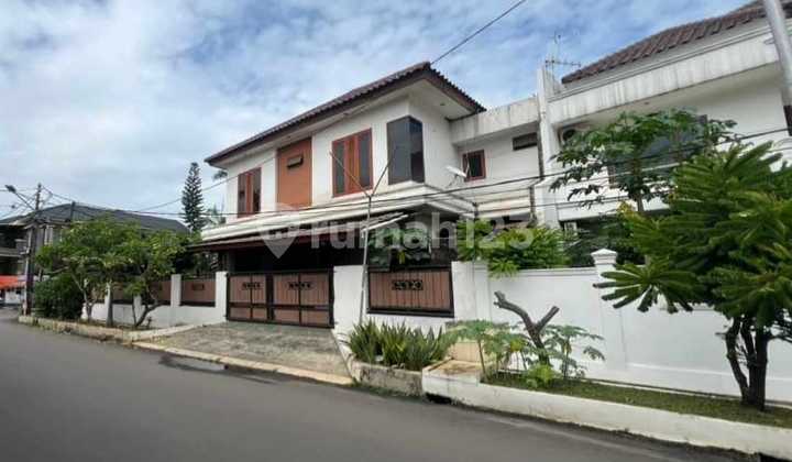 Ready-to-Occupy House with Hook Position Flood-Free Area Billy Moon Pondok Kelapa Duren Sawit East Jakarta