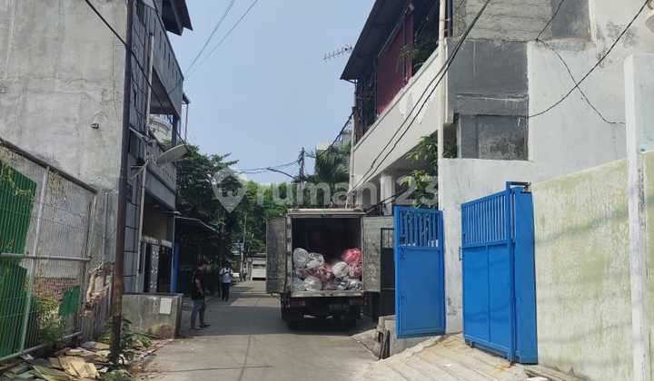 House on Jl.Karya Barat, size 5x15 m, 3.5 floors House on Jl.Karya Barat, size 5x15 m, 3.5 floors