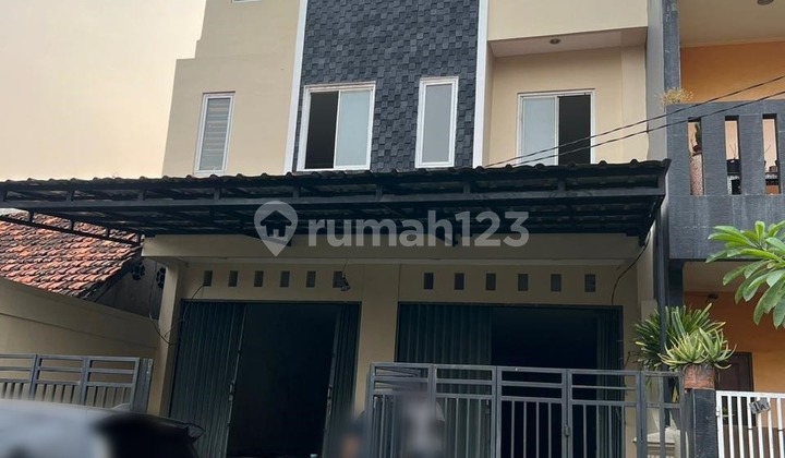 SHOPHOUSE ready to OCCUPY - EAST KALIBARU, SENEN, CENTRAL JAKARTA - Land area 92.4, 3 floors - SHM 2