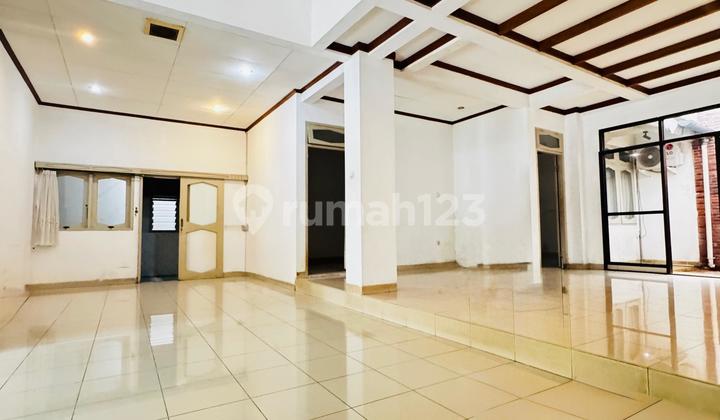 For Sale Rumah Luas 240 Meter dengan Lingkungan yang Tenang di Puri Cinere 2