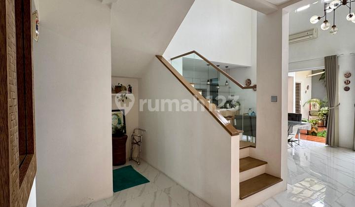 Beautiful House with a Large Back Garden, Prime Location in Cinere 2