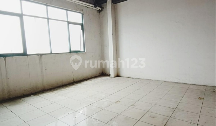 Profitable Investment: 3-Story Shop House on Main Roadside in Pesanggrahan Area, South Jakarta 2