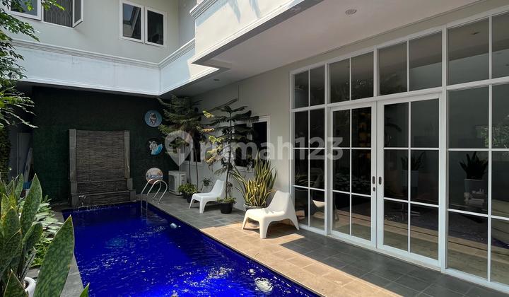 Rumah Siap Huni Dengan Kolam Renang Dan Kondisi Full Furnished Lokasi Di Dalam Perumahan Besar Di Kebayoran Baru