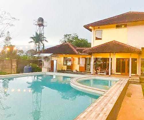 Villa Dekat dengan Perkebunan Teh Gunung Mas Puncak dengan Kolam Renang