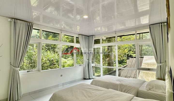 Ready-to-Use Villa with 6 Bedrooms (En Suite) Located Inside Villa Mega Indah Estate Housing