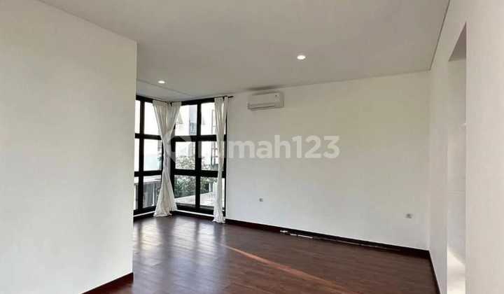 Turun Harga!! Rumah Baru dengan Kolam Renang Posisi Hook di Dalam Townhouse One Get System di Kemang