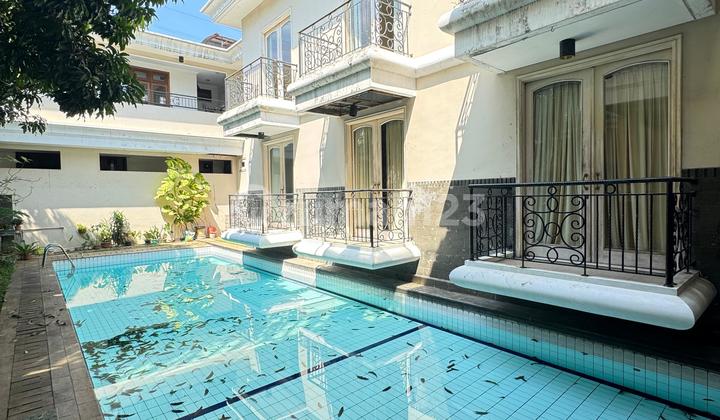 Rumah Dengan Kolam Renang Posisi Depan Dekat Pos Penjagaan Di Dalam Perumahan Besar Dekat Ke Lebak Bulus