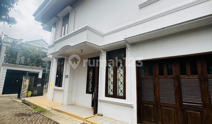 Rumah Posisi Hook Design Classic 2 Lantai di Pondok Labu Jakarta Selatan