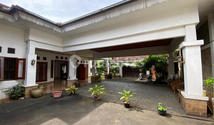 Ingin Segera di Lepas!!! Rumah Besar di Jalan yang Ramai Dekat Jalan Cinere Raya Seputaran Cafe Resto dan Padel, Dekat 3 Pintu Tol Limo Krukut Brigif