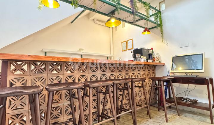 Ex Resto / Ruang Usaha / Rumah 2 Lantai dengan Rooftop yang Luas di Pinggir Jalan Raya Lebak Bulus