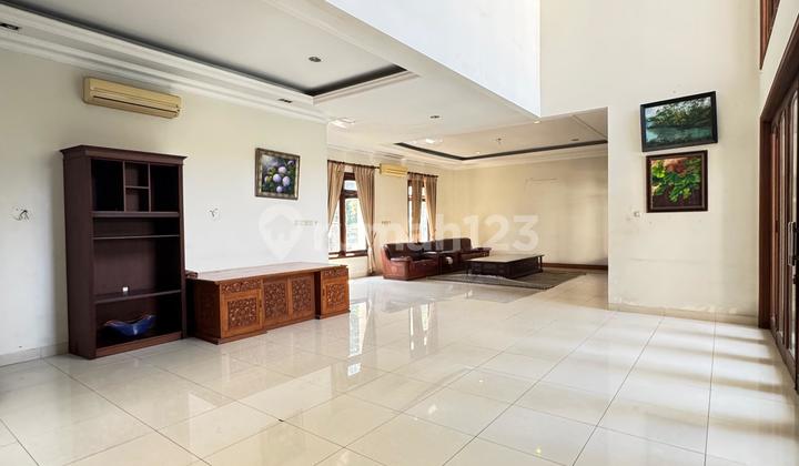 Rumah Dengan Kolam Renang Posisi Depan Dekat Pos Penjagaan Di Dalam Perumahan Besar Dekat Ke Lebak Bulus 2