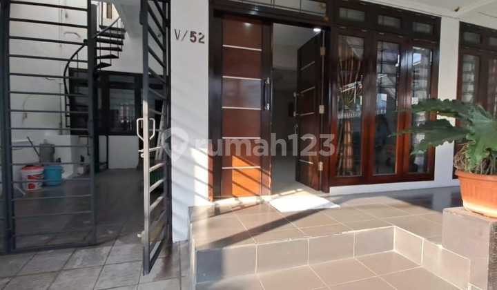 Rumah Lokasi Strategis Sangat Dekat ke Pondok Indah Mall 2