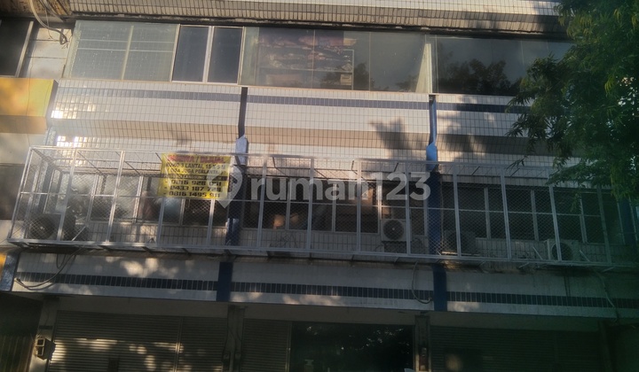 Three-Story Ruko Jembatan Tiga West Jakarta 2